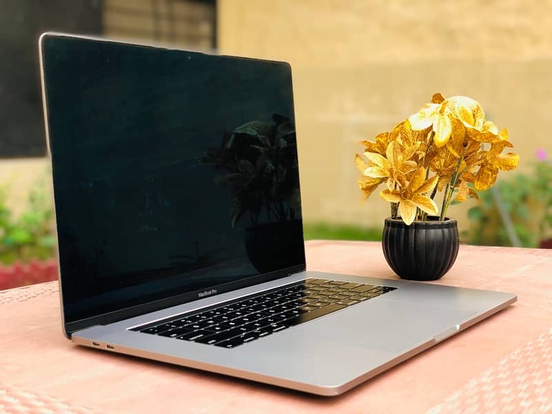 MacBook Pro 2018 Touch Bar Space gray 11