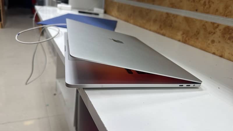 MacBook Pro 16inch 2019 mdl 2141 core i9 64gb ram 1Tb SSD touchbar… 1