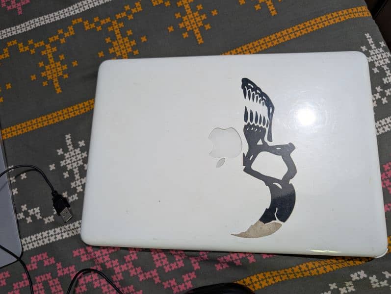 MacBook 2010 for sale 9