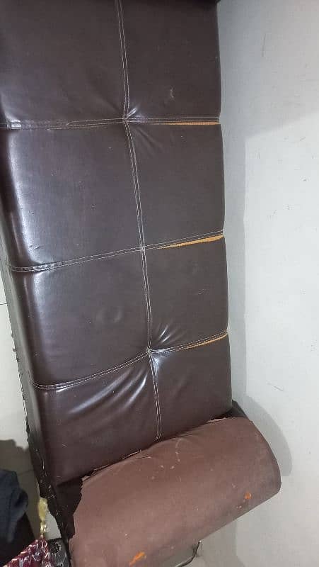 selling my 2 seater couch urgently 1