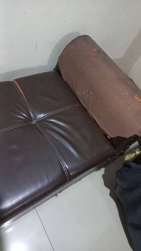 selling my 2 seater couch urgently 2