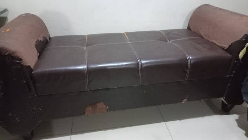 selling my 2 seater couch urgently 4