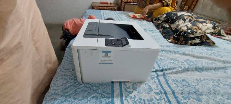 HP Laser Jet Pro M404dn 1