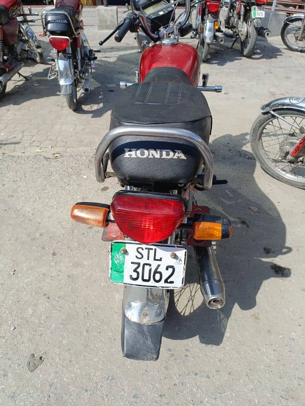 Honda CD 70 Motorcycle 5