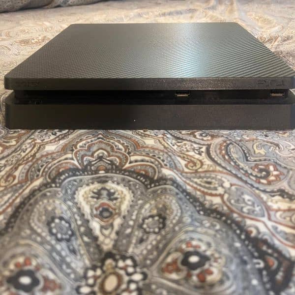 PS4 slim with two controllers 0