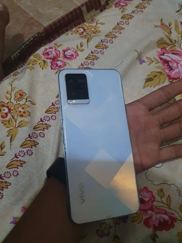 Vivo y21 4/64 plus 1 gb ram expandable 10/9 condition. 0