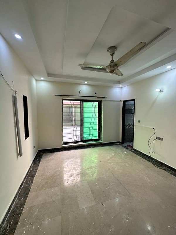 10 MARLA LIKE NEW UPPER PORTION AVAILEBAL FOR RENT IN BAHRIA TOWN LAHORE 2