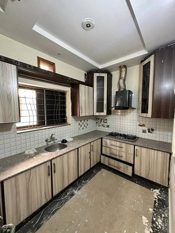 10 MARLA LIKE NEW UPPER PORTION AVAILEBAL FOR RENT IN BAHRIA TOWN LAHORE 11