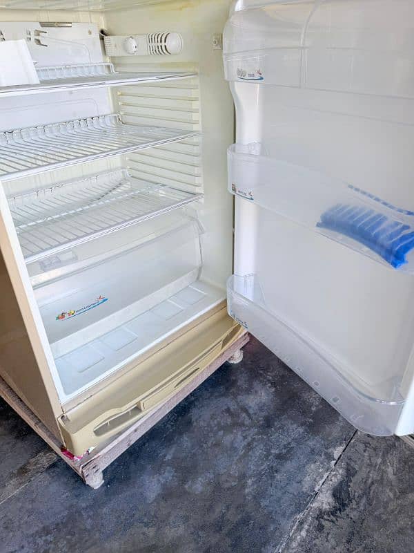 pel fridge for sell 2