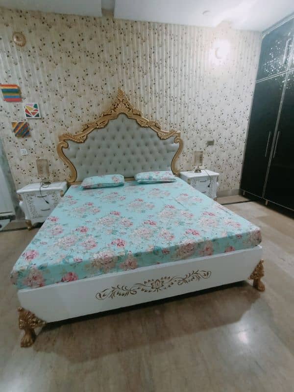 Full bed set  without mattress 2