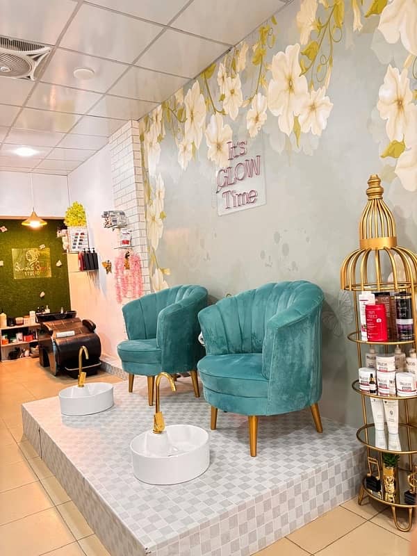 beauty parlor for sale with setup 0