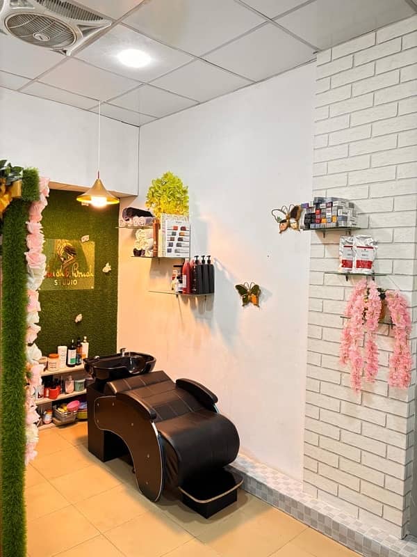 beauty parlor for sale with setup 2