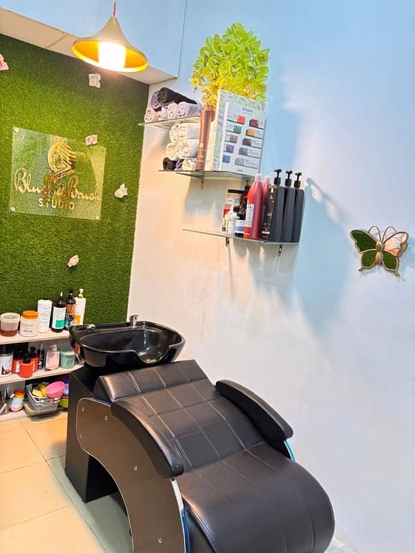 beauty parlor for sale with setup 3