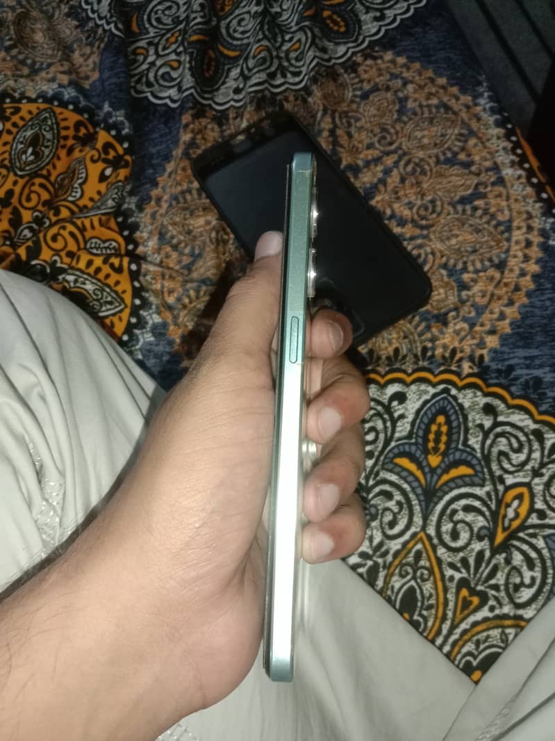 F21 pro 5g 10/10 with orignal charger 2