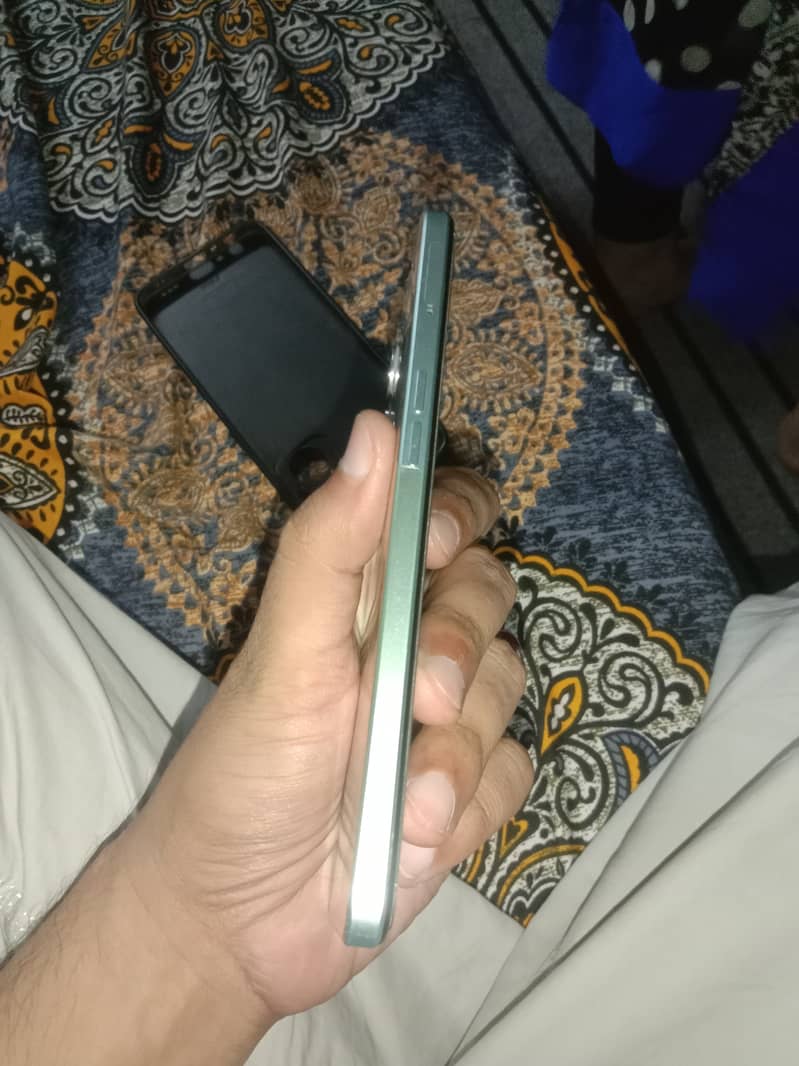 F21 pro 5g 10/10 with orignal charger 4