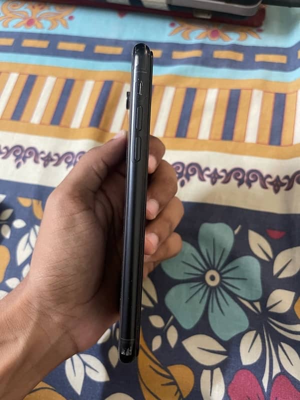 iPhone XR in mint condition, pta blocked 4