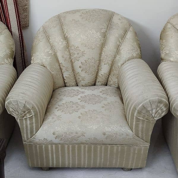 10 Seater -Sofa Set in give away price. 3+3+1+1+1+1 0