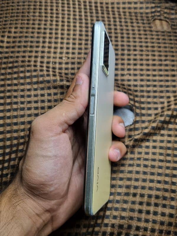 Vivo y33t in good condition 5