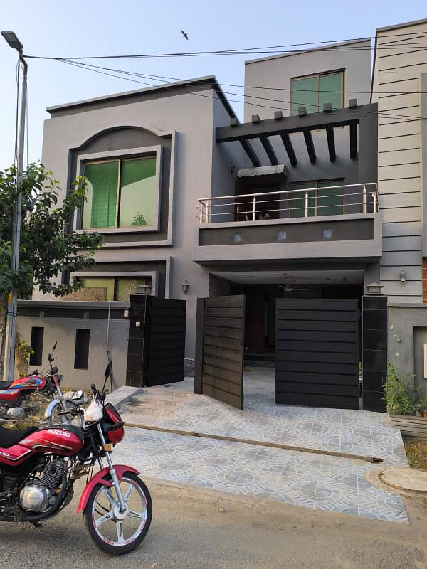 6 Marla Corner, Facing Park House With 3 Bedrooms available for sale at a Very Prime Location Of BB Block Bahria Town Lahore 0