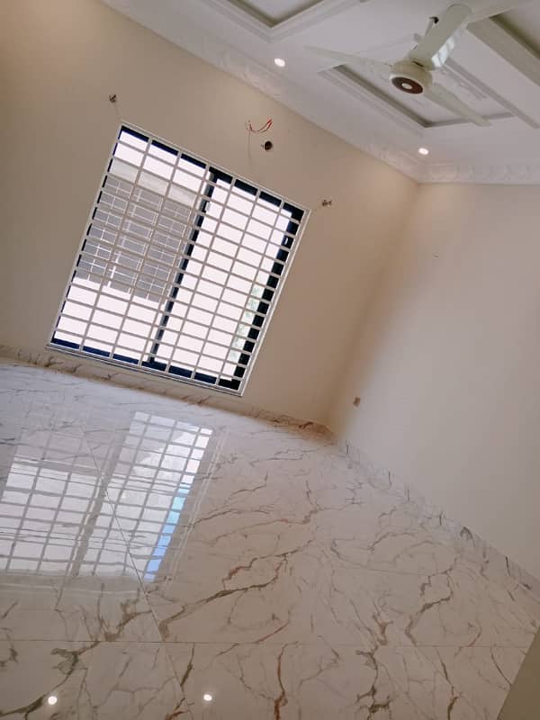 10 MARLA LIKE NEW UPPER PORTION AVAILEBAL FOR RENT IN BAHRIA TOWN LAHORE 10