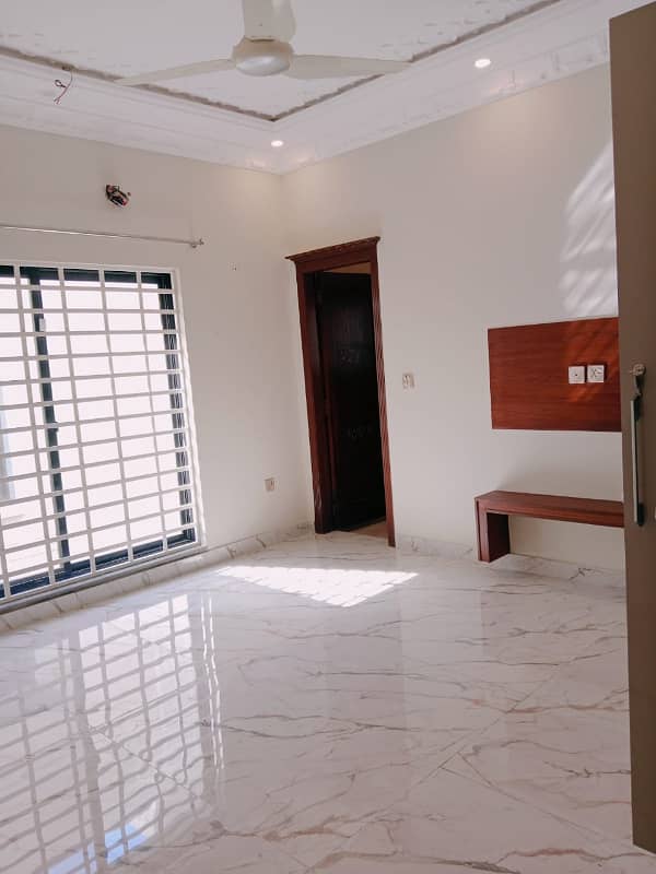 10 MARLA LIKE NEW UPPER PORTION AVAILEBAL FOR RENT IN BAHRIA TOWN LAHORE 11