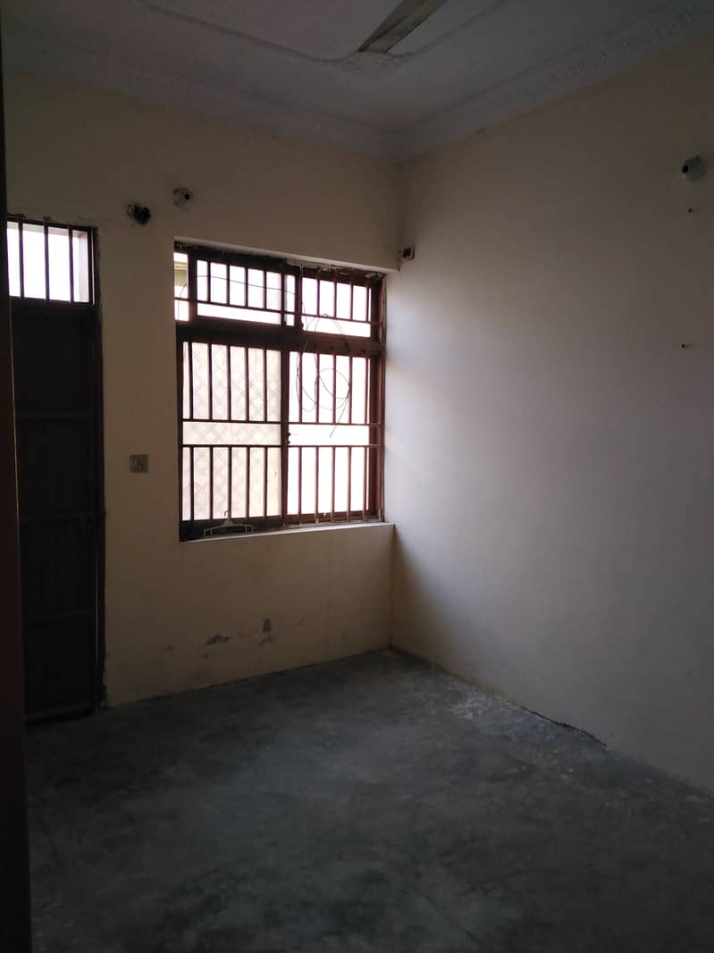 For rent independent house available in new gulistan colony wah cantt. 4