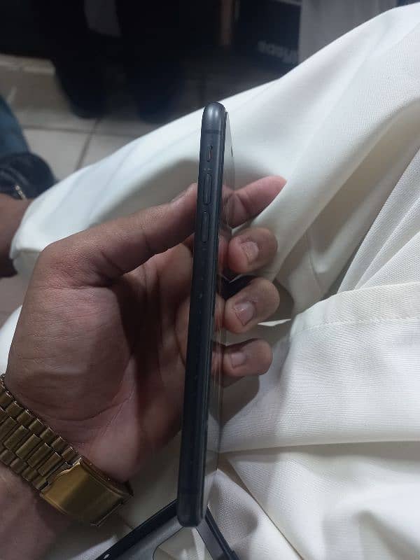 iPhone 11 black 3