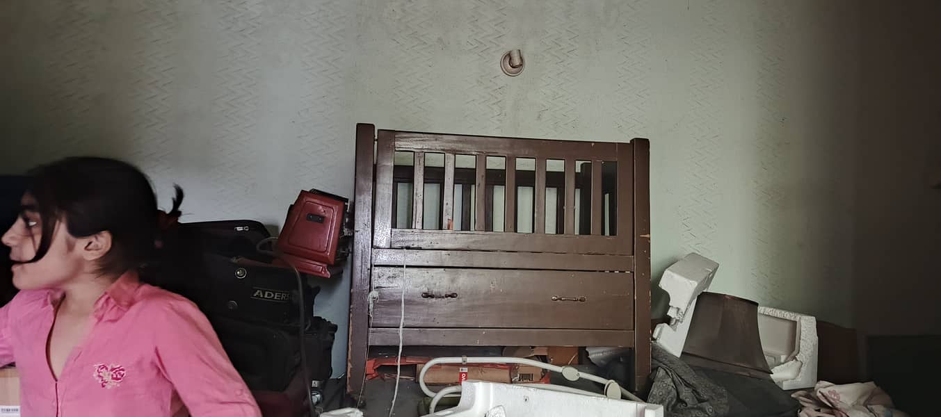 Pure seesham bed & baby bed for sale 4