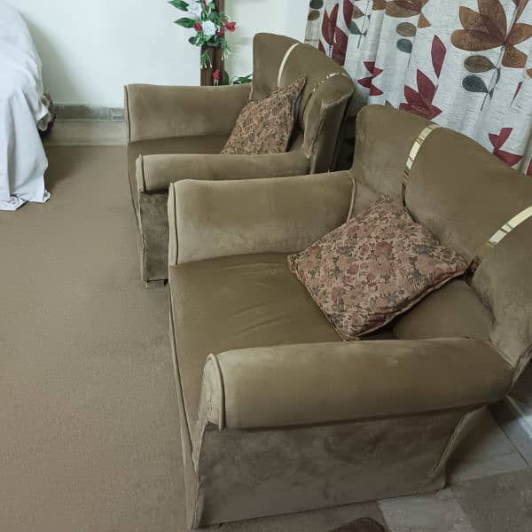 New 4 seater sofa in good condition 2