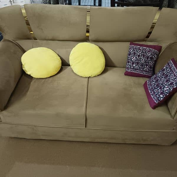 New 4 seater sofa in good condition 6