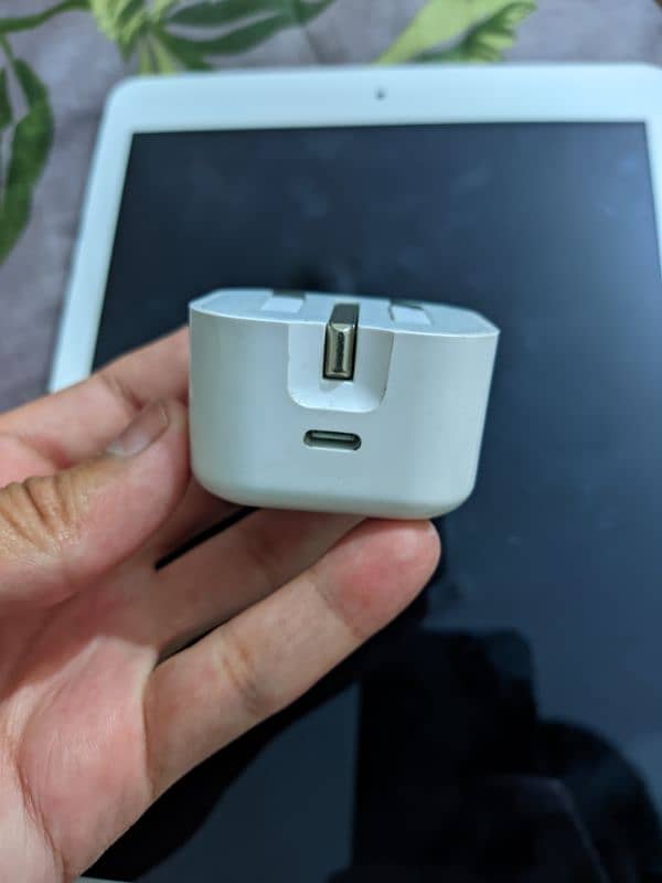 IPAD 5TH GENERATION with Charger 6