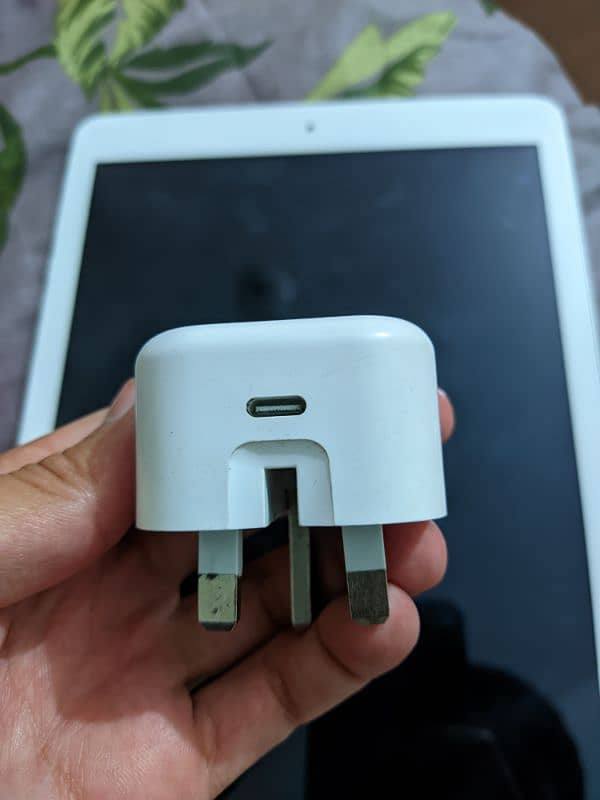 IPAD 5TH GENERATION with Charger 8