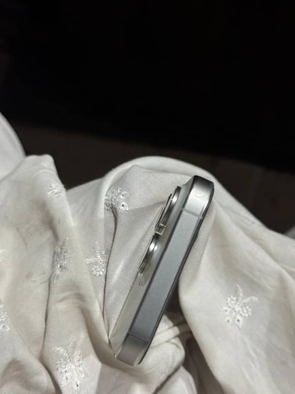 IPhone 15 pro White Titanium 2