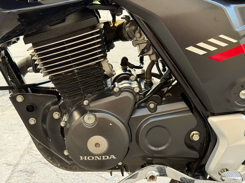 Honda CB 150F 4