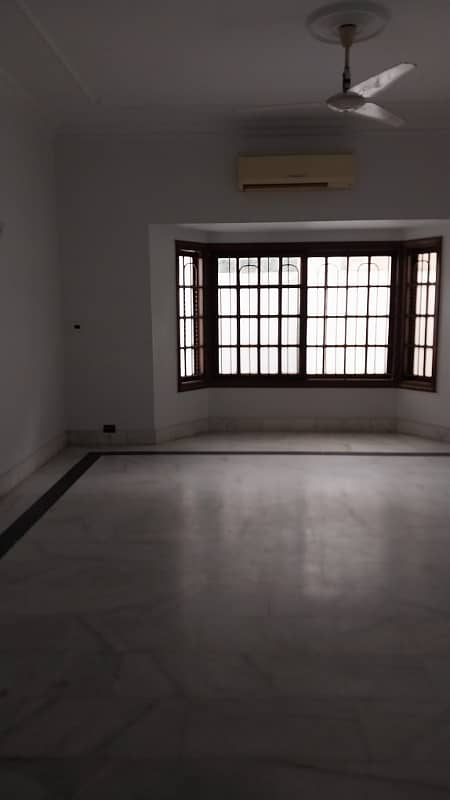 1000 Yards Bungalow Available For Rent Near Shahrah-E-Faisal For Commercial Use. 4