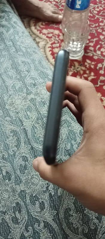 box nai ha sirf mobile ha 10/10 condition ha bilkul saff ha mobile 2