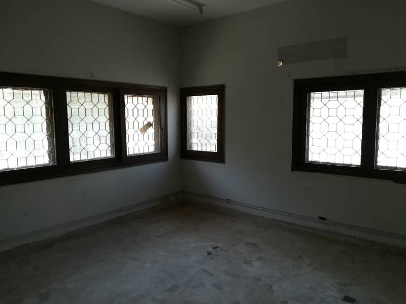 1000 Yards Bungalow Available At Main Shaheed-E-Millat For Commercial Purpose. 0