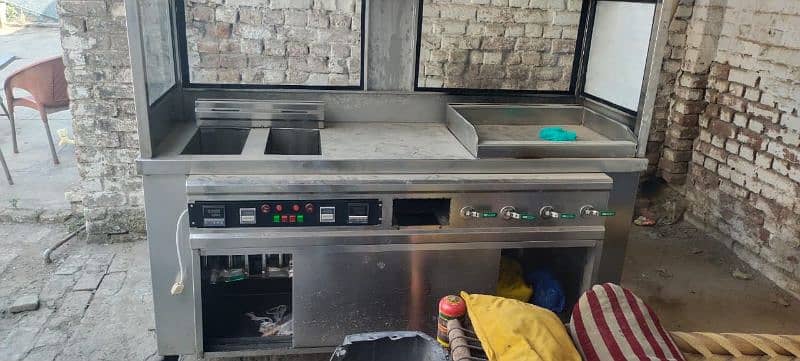 fast food counter with 2 fryer 4