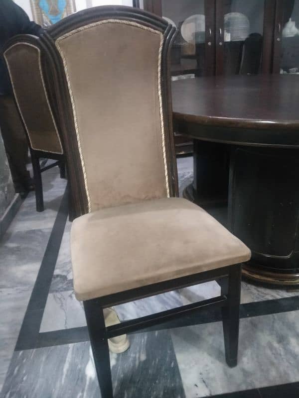 dining table good condition with 6 chairs 2