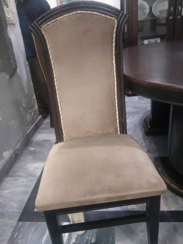 dining table good condition with 6 chairs 3