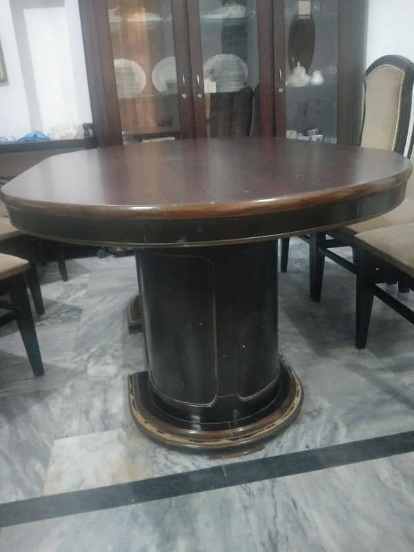 dining table good condition with 6 chairs 6