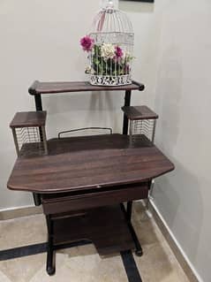 Lite weight computer table available