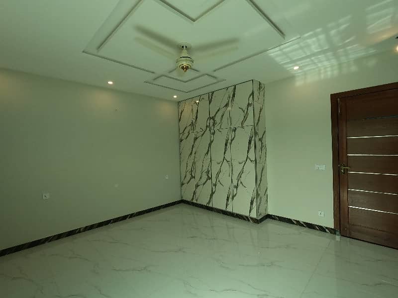 Prime Location House For Sale In Beautiful Nespak Housing Society Phase 3 - Block A 38