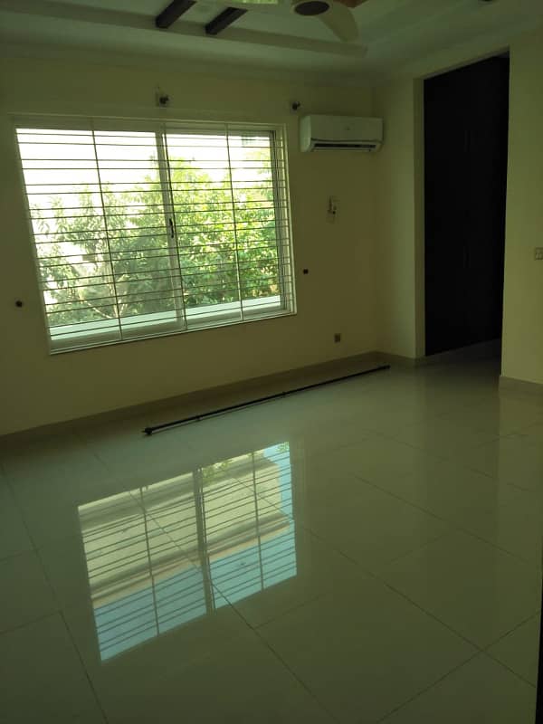 I-8 KANAL UPPER PORTION 3 BED ATTACHED BATHS NEAR TO SHIFA HOSPITAL & KACHNAR PARK 4