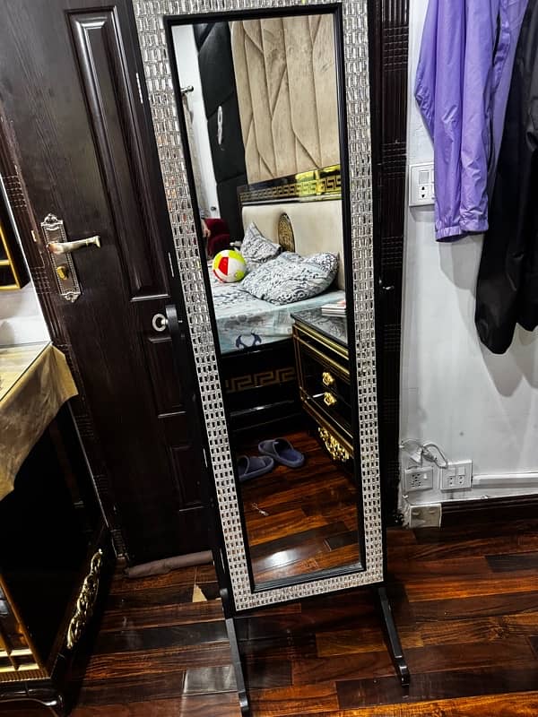 beautiful mirror with jewellery wardrobe . . condition 10/10 0