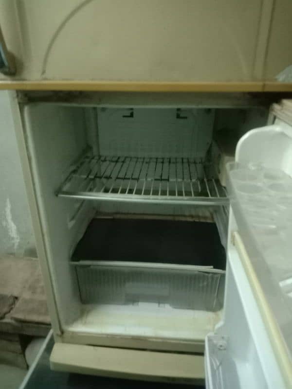 I am selling my fridge 3