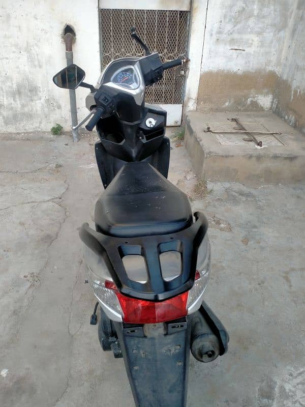 Ladies/gents Automatic Scooty for urgent sale 4