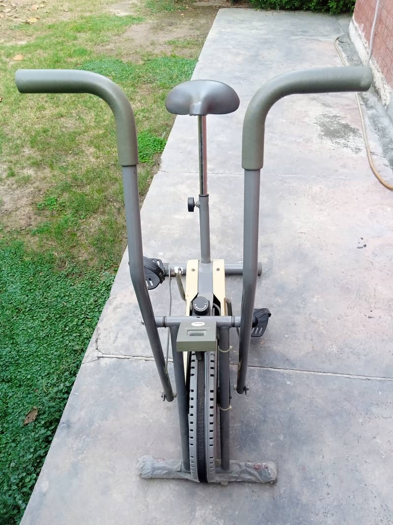 Exercise Cycle Machine in Mint Condition 4