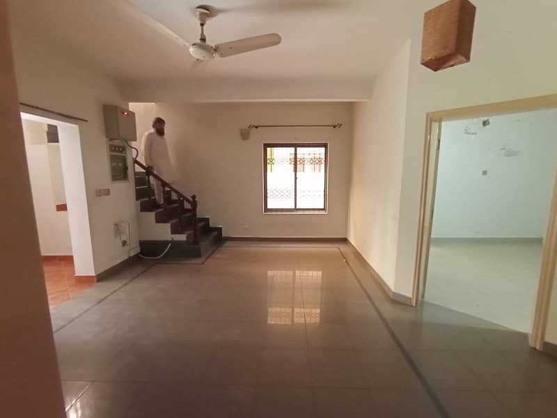 Good Location 10 Marla Beautiful House For Rent Z-Block DHA Phase 3 1