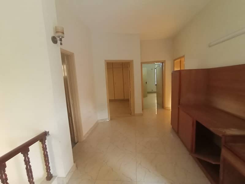 Good Location 10 Marla Beautiful House For Rent Z-Block DHA Phase 3 4